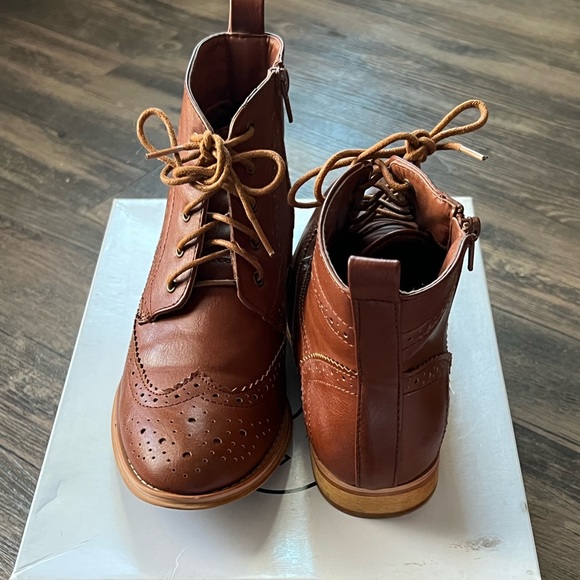 Steven Madden brown laced bootie. Size: 6.5 - Picture 2 of 2
